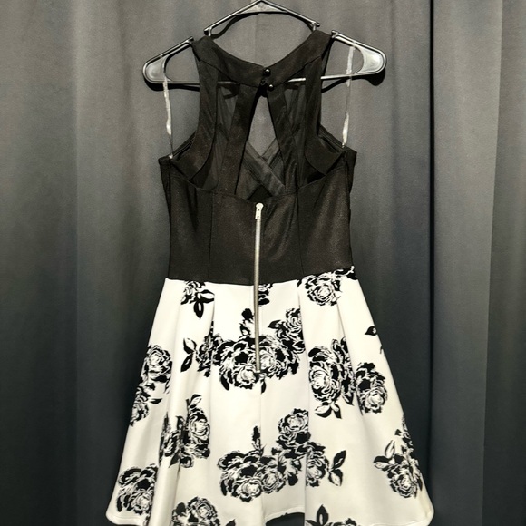 Dress - Picture 3 of 4